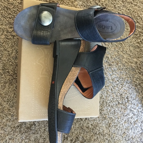 TÄŌS wedge sandals. - Picture 4 of 5